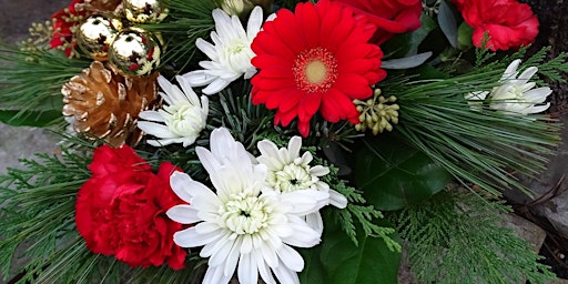 Image principale de Evergreen & Floral Centerpiece