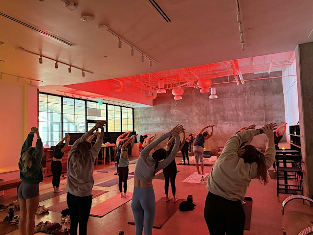 Image principale de Breakfast Yoga & Mimosas