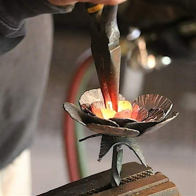 Image principale de Blacksmith Rose Build (Beginner ages 12+up)