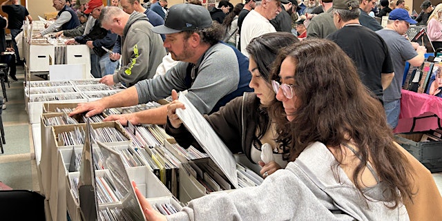 Image principale de VINYL! 10,000 records in ONE ROOM! Burlington Record Riot! Sun July 26th