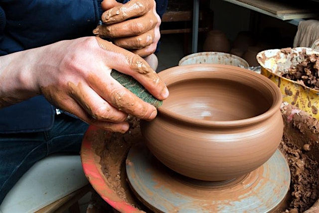 Image principale de Pottery wheel for couples at Toronto Parliament $100CDN -crab mugs