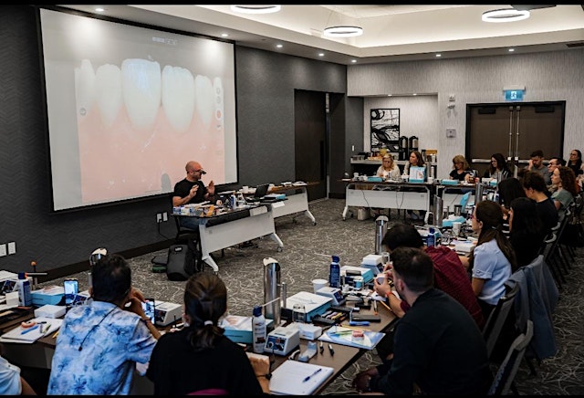 Image principale de Complex anterior restorations with direct composite