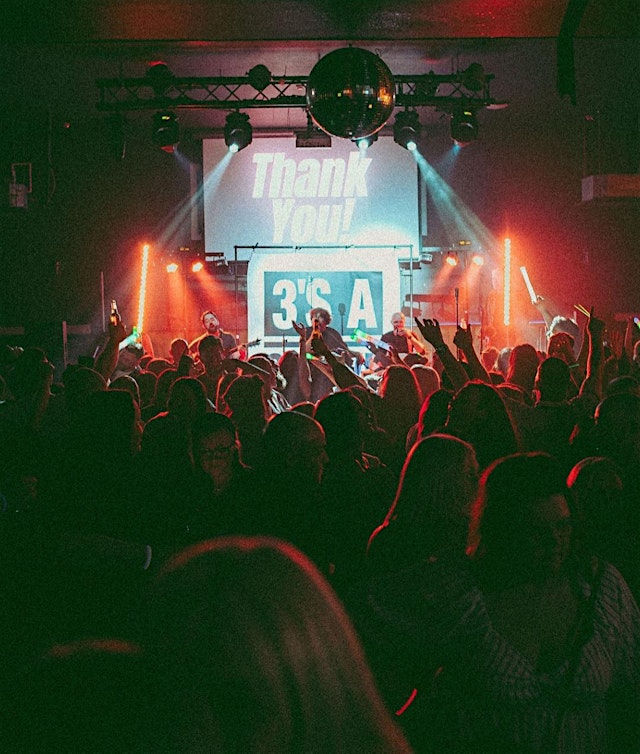 Imagem principal de 3's A Crowd live @ Shortys Social Club (Cowdenbeath)