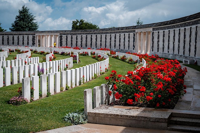 Imagem principal de Tyne Cot Cemetery Tour with CWGC historian