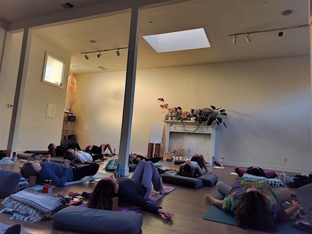 Image principale de The Yoga of Allowing Life: Deep Rest Yoga Workshop