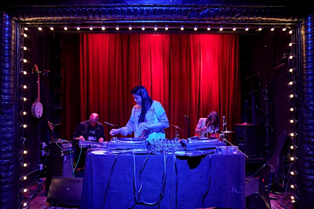 Image principale de MARIA CHÁVEZ, SHAZAD ISMAILY, & GREG SAUNIER and ELORI SAXL & HENRY SOLOMON