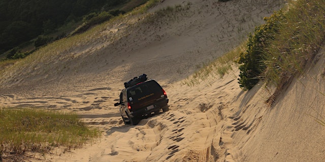 Image principale de GIRL SPLASH SUNSET DUNE TOUR & BEACH BONFIRE