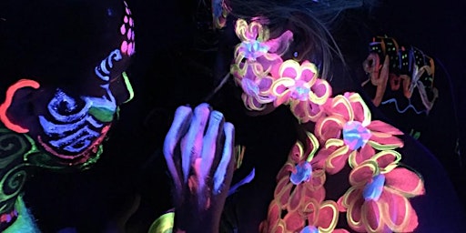 Image principale de Paint in the Dark™  UV body painting class for couples