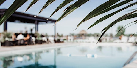 Accès à la piscine primary image