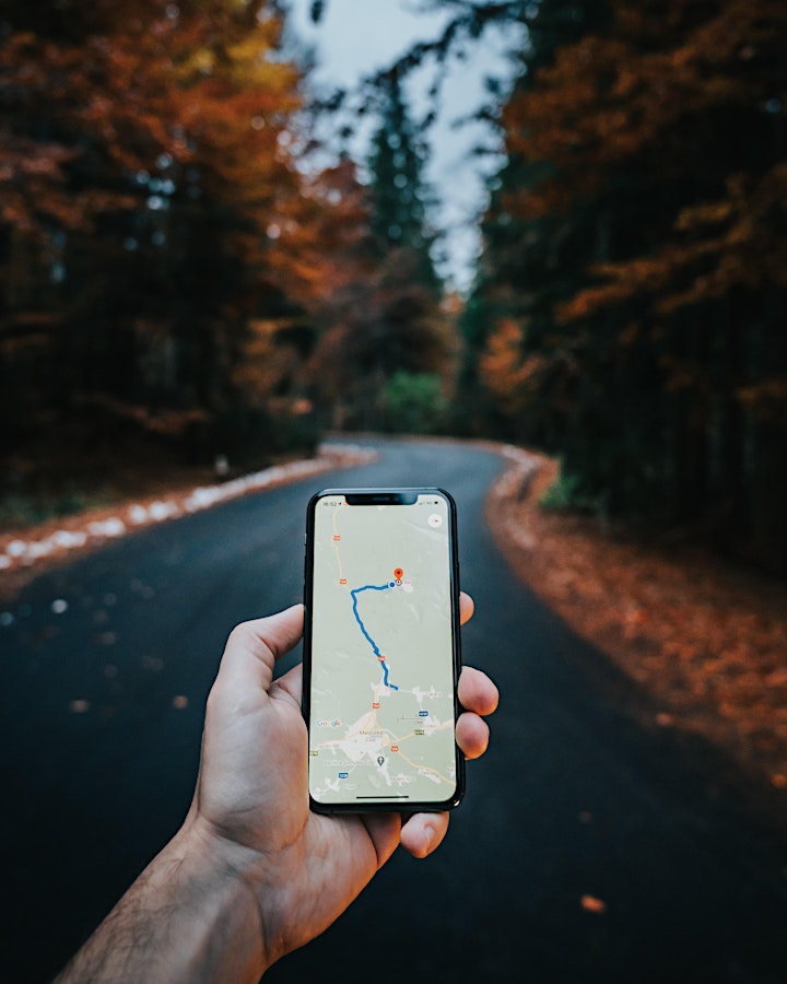 Photo de géolocalisation avec un smartphone (Photo by Tamas Tuzes-Katai on Unsplash)