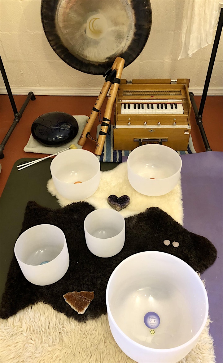 Sound Healing Relaxation in the Sound Nest in Alexander with Gongs, Bowls image