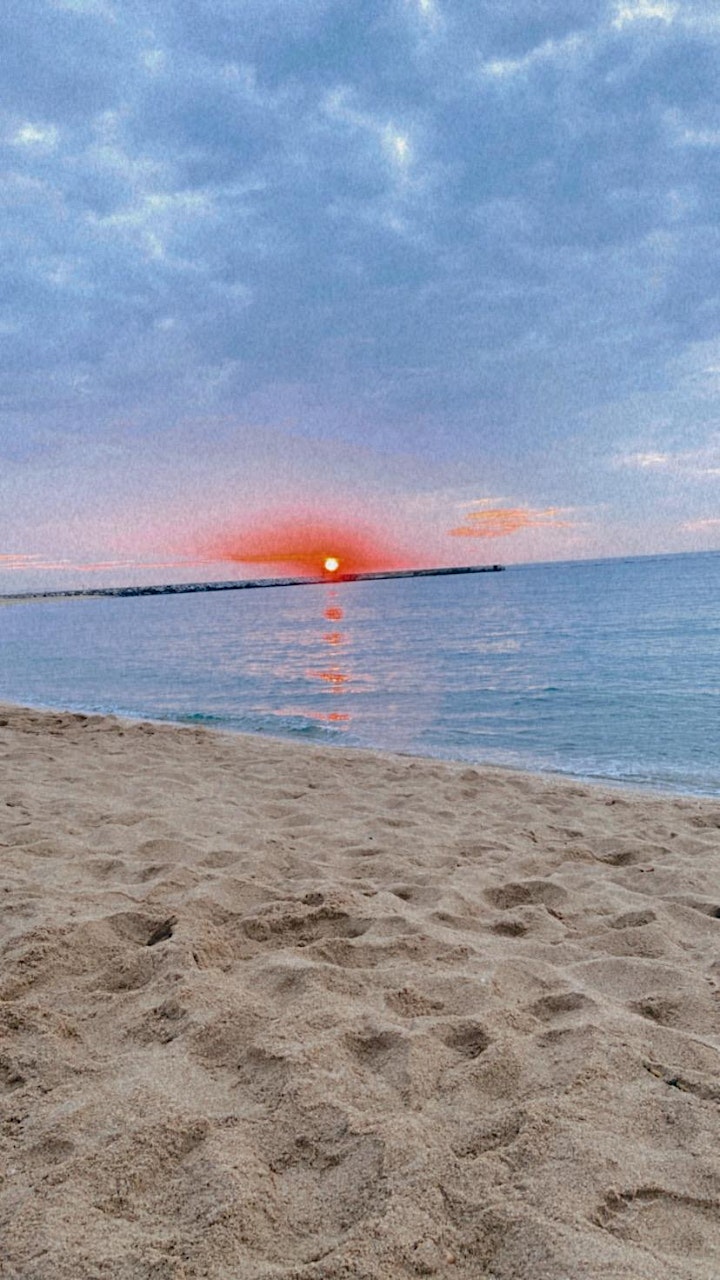Imagen de Sunrise meditation in the BARCELONETA BEACH!☺️☺️☺️ LUN Y VIER 6:30-7:00am