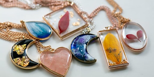 Fun With Resin: Creating Jewelry With Resin Workshop