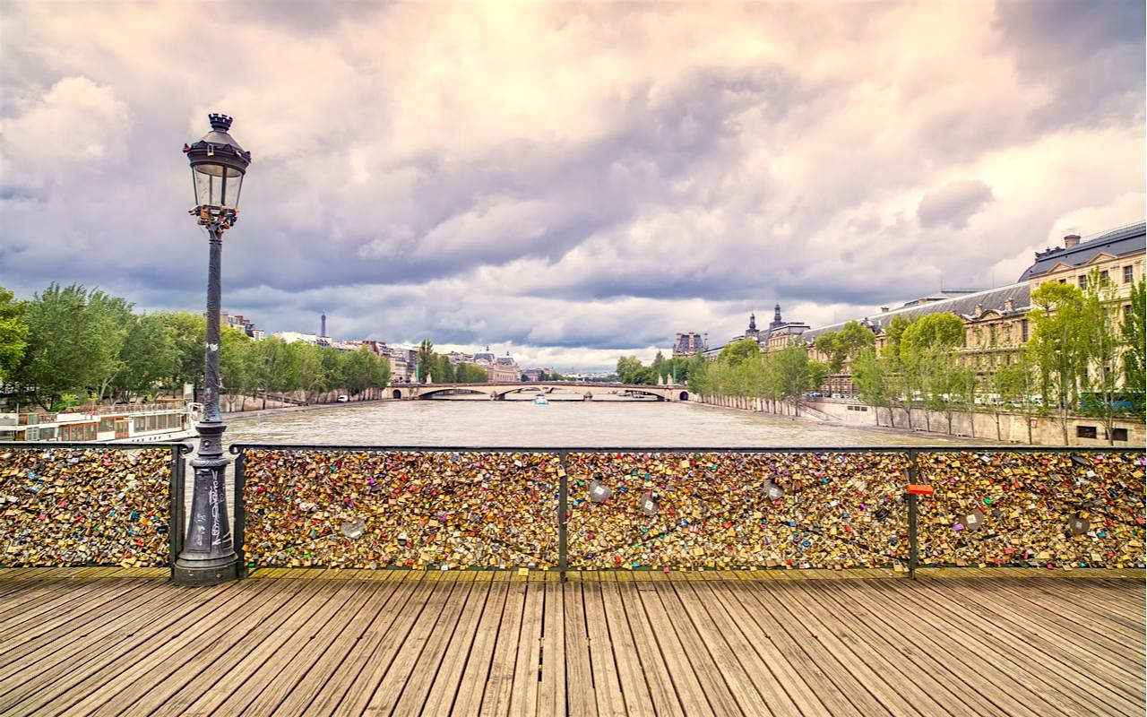 Romantic Paris: Outdoor Escape Game - Live, Laugh, Love along the Seine