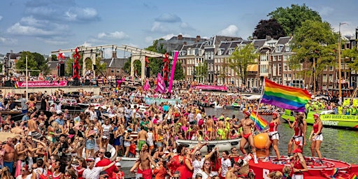 Boot langs Pride Canal Parade Amsterdam - 6 aug 2022