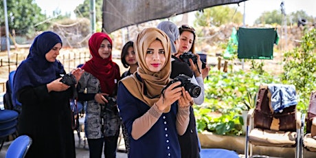 Palestinian and Israeli women photographing together entradas