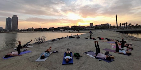 Sunset yoga flow frente el mar 