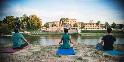 Yoga al tramonto al Wood Music Garden Yoga al tramonto al Wood Music Garden