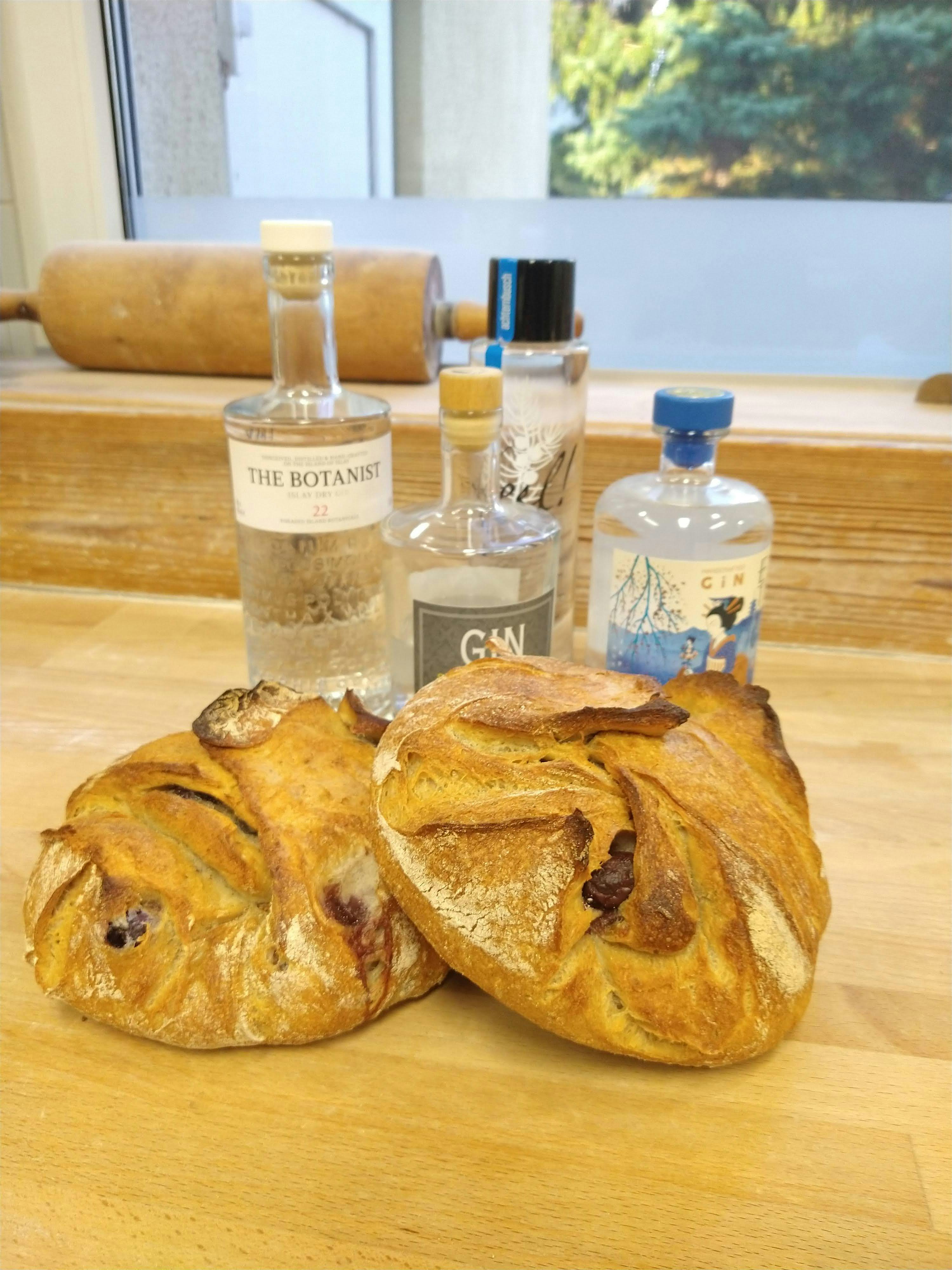 Genieße mit uns gemeinsam einen Abend mit Brot & Gin in unserer Backstube. Martin von Ponickau wird uns in die Welt des Gin entführen