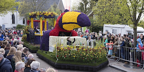 Genieten van het bloemencorso op de tribune in Sassenheim