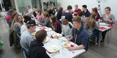 Mittagessen mit der Konfirmationsklasse Sempach und Mother's Group