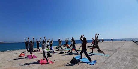 Imagen principal de Morning yoga flow by the sea - Open level class