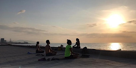 Yoga al Amanecer Frente al Mar