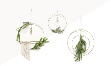 Less is more! Minimal Holiday Wreath Making primary image
