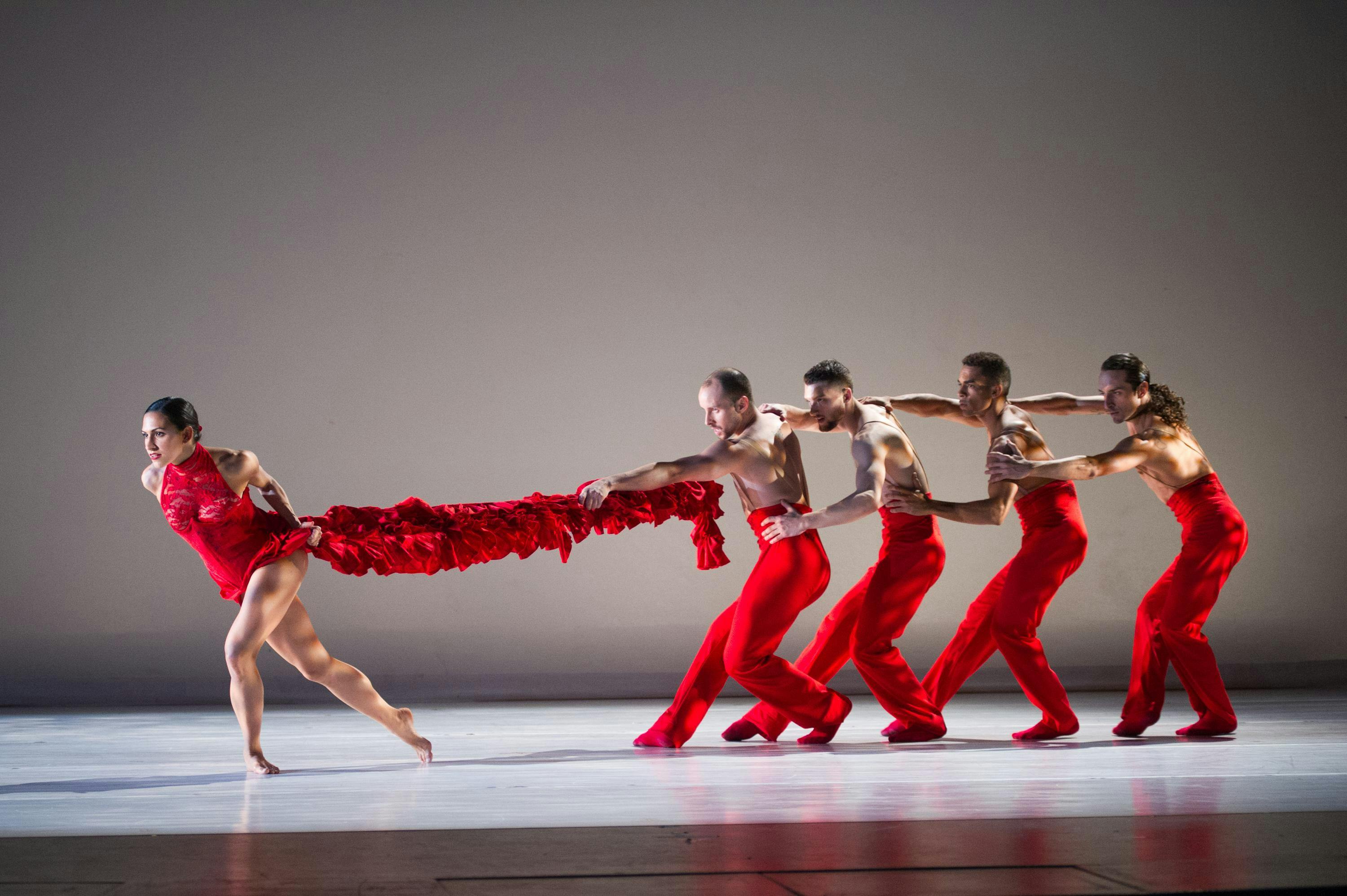 Танцующее трио. Кармен фламенко. Современные танцы. Современный танцор. Костюм для современной хореографии.