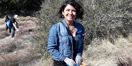 Image principale de Volunteer Collecting Native Seeds in Big Bear