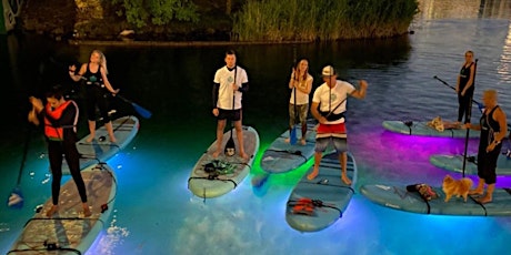 Stand up paddling by night with light.  primärbild