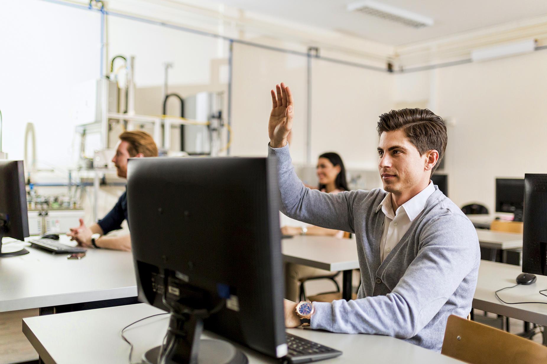 High work. Handsome man sitting in Front of Computer. Поднял руки перед монитором. Создание проекта PERSONCLASS. Поднимать компьютер.