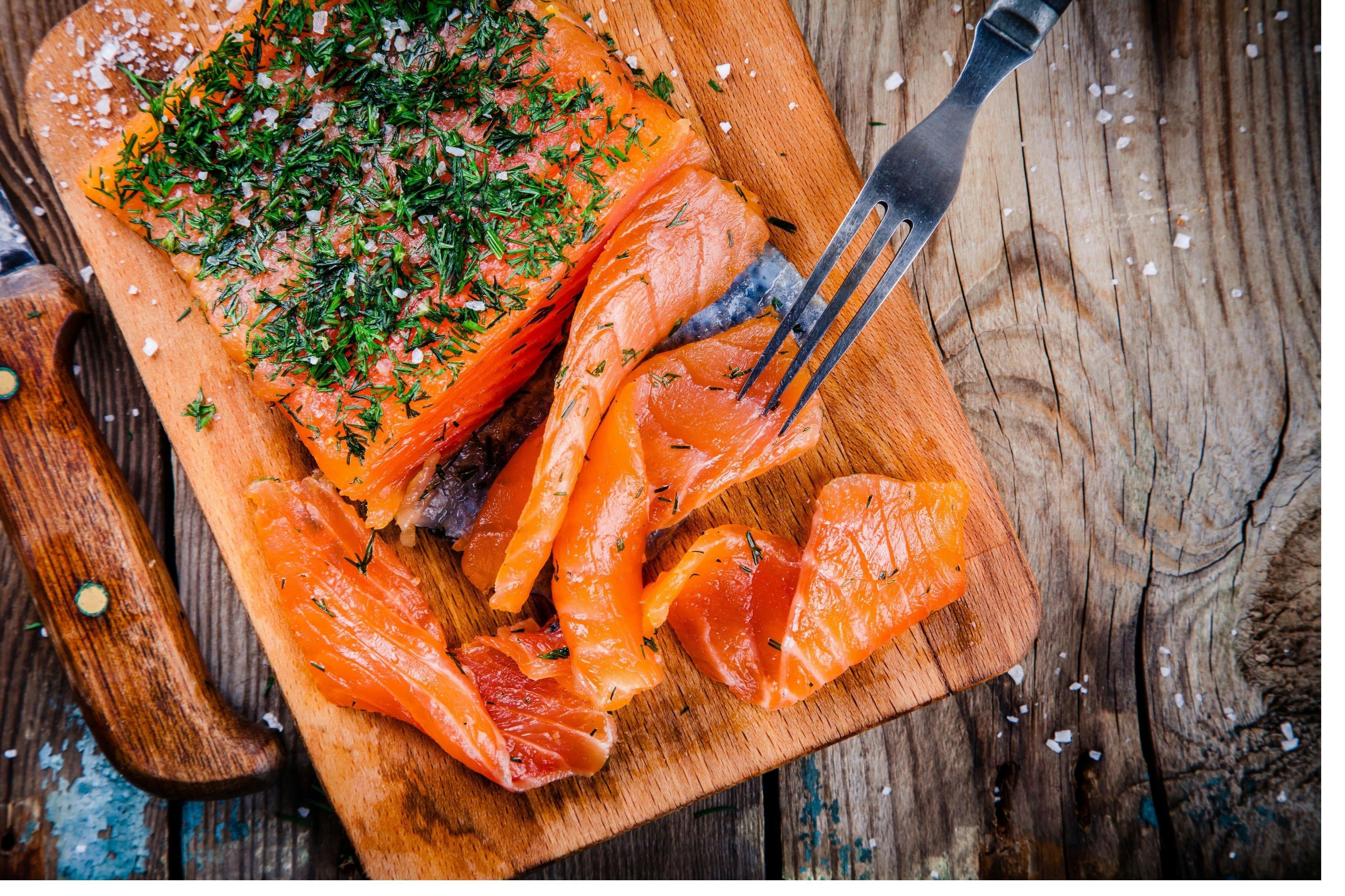 Маринад для засолки форели. Salmon Gravlax. Лосось Гравлакс цитрус. Граавилохи. Лосось копченый с укропом.