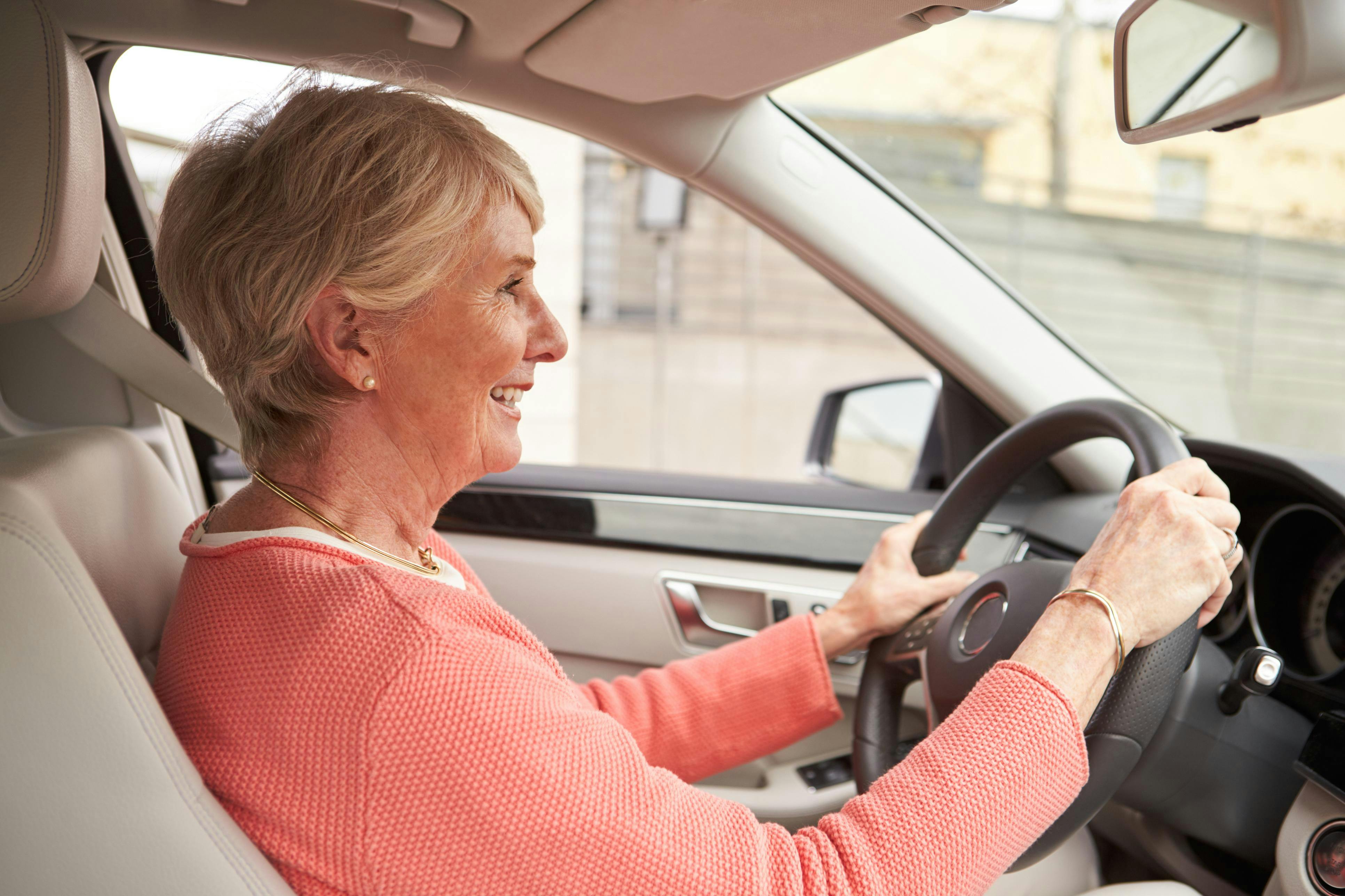 Grandma is driving. Пенсионерка за рулем. Пожилая женщина за рулем автомобиля. Пожилая женщина в машине. Немолодая женщина за рулем.