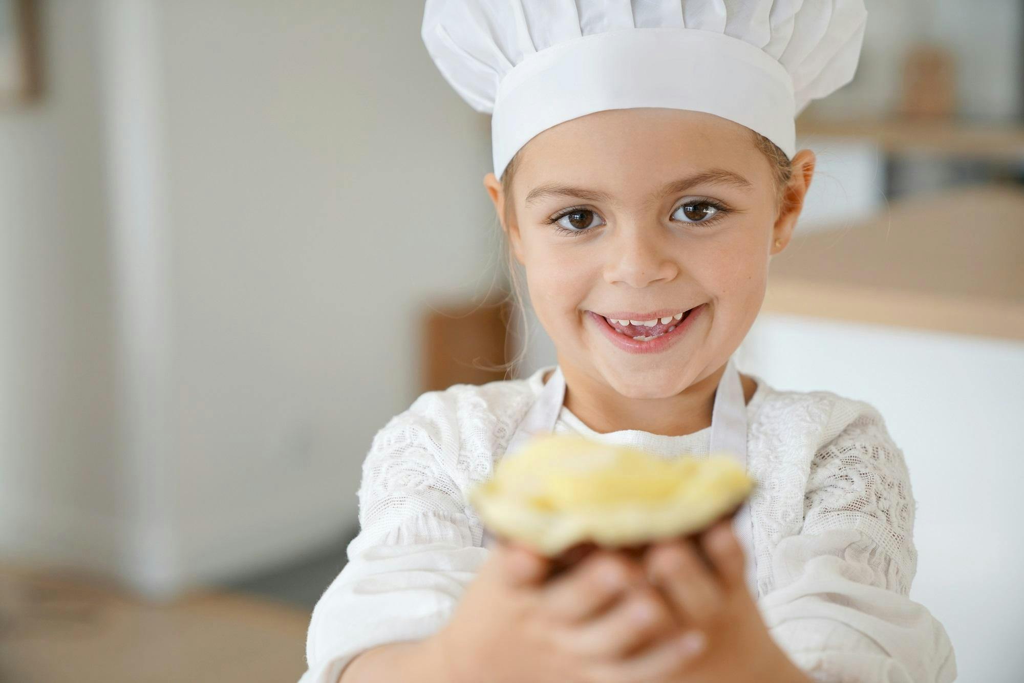 Kids cook. Готовим для детей. Дети готовят торт. Девочка повар. Девочка готовит торт.