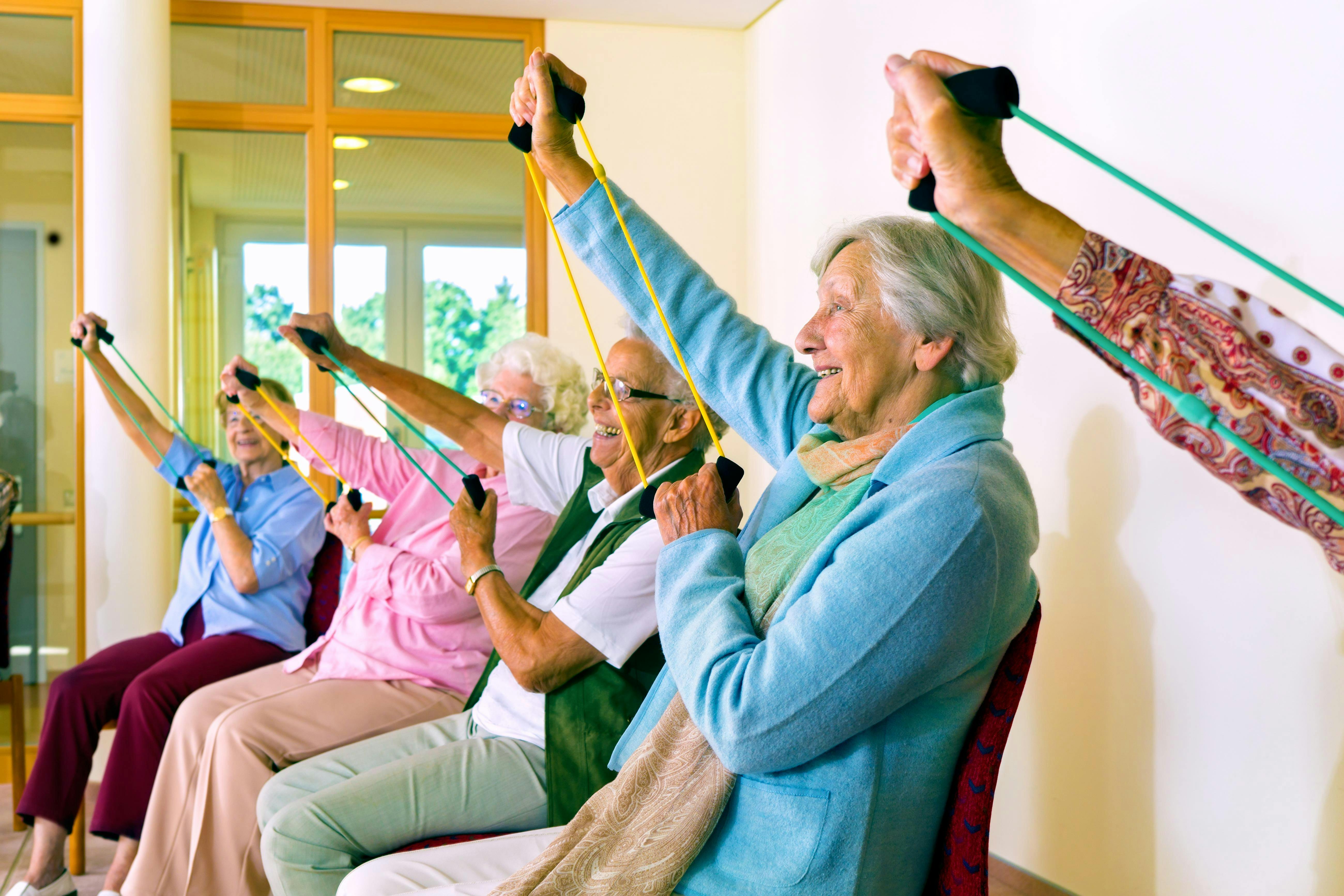 Социальные развлечения. Пенсионеры в санатории. Организация досуга для пожилых. Занятия для пожилых. Физическая активность пожилых.