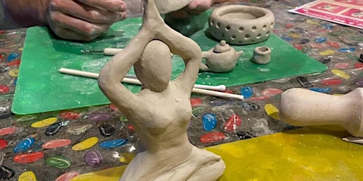 Image principale de Clay and Sip Pottery Saturday night Byo city  $29 discount deal