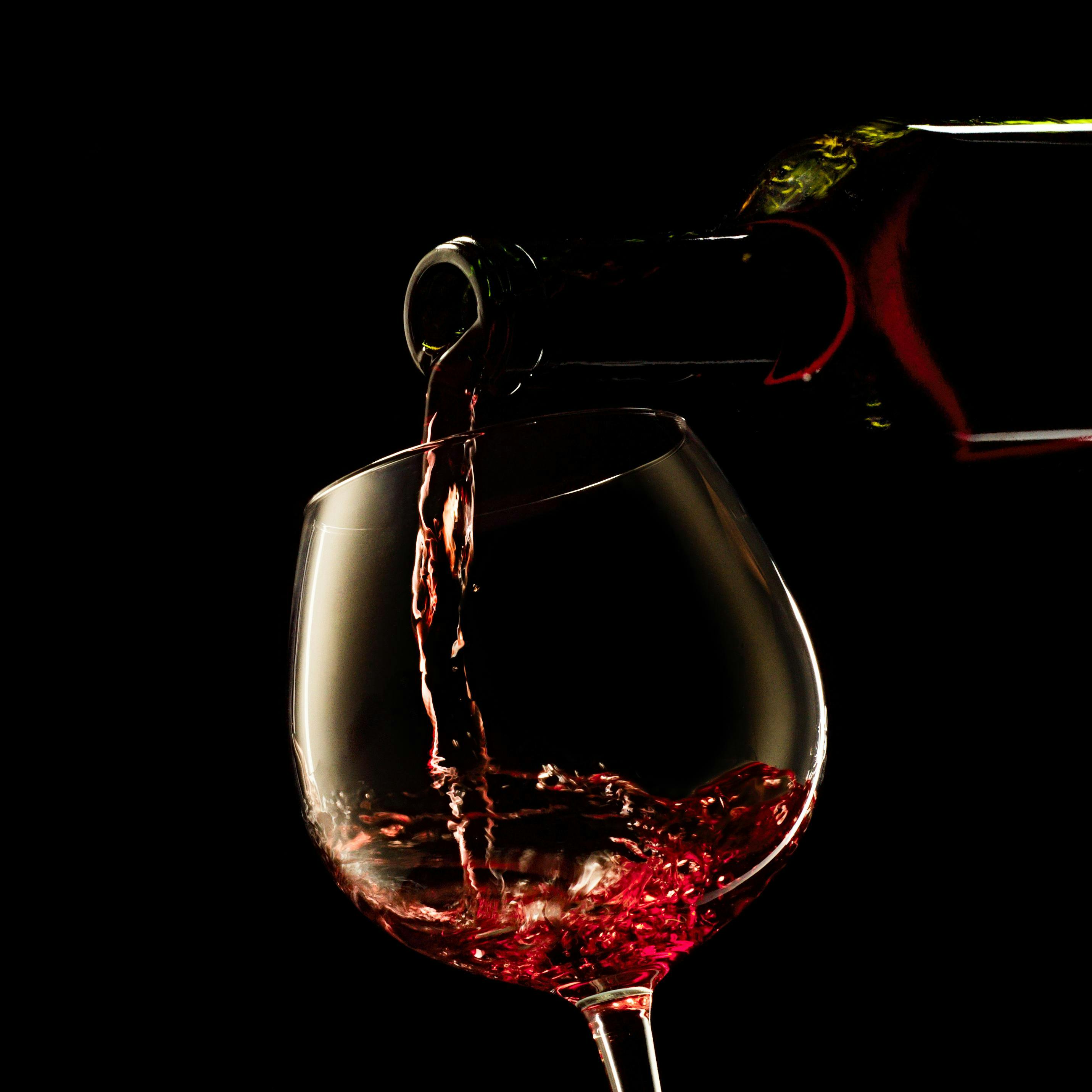 Песня красным вином наполняет бокал она. Бокал красного вина. Бокал с вином. Красное вино в бокале. Бокал на черном фоне.