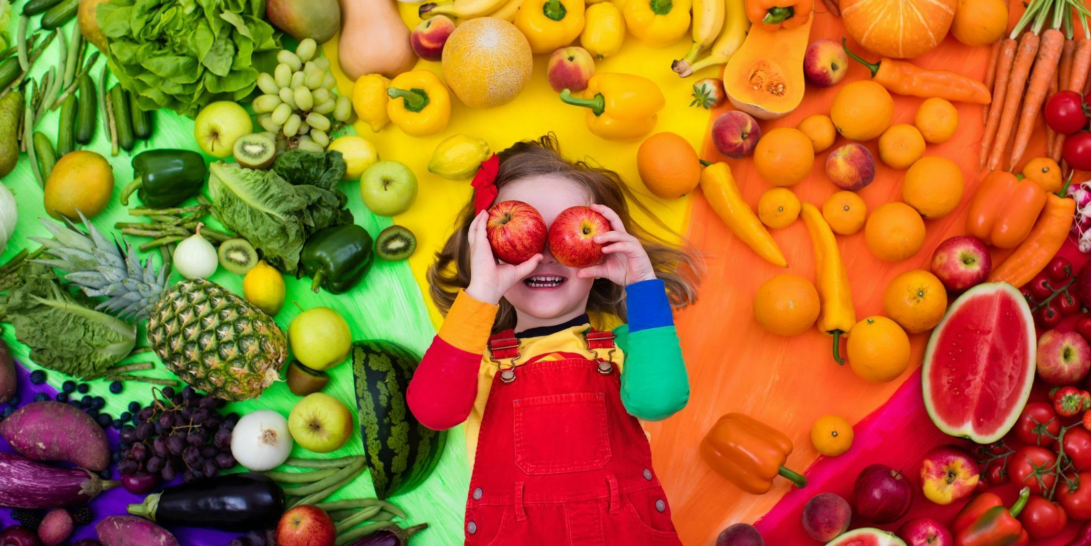 Почему люди овощи. Витамины из овощей и фруктов. Здоровое питание для детей овощи. Витамины в фруктах. Яркие овощи.