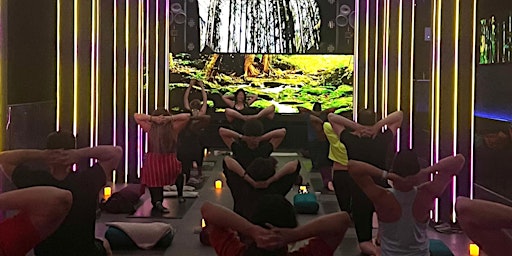 Immersive Rainforest Vinyasa Flow  primärbild