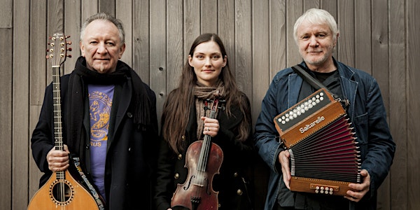 ZoDoMo (Zoe Conway fiddle . Dónal Lunny bouzouki . Máirtín O'Connor accordion )