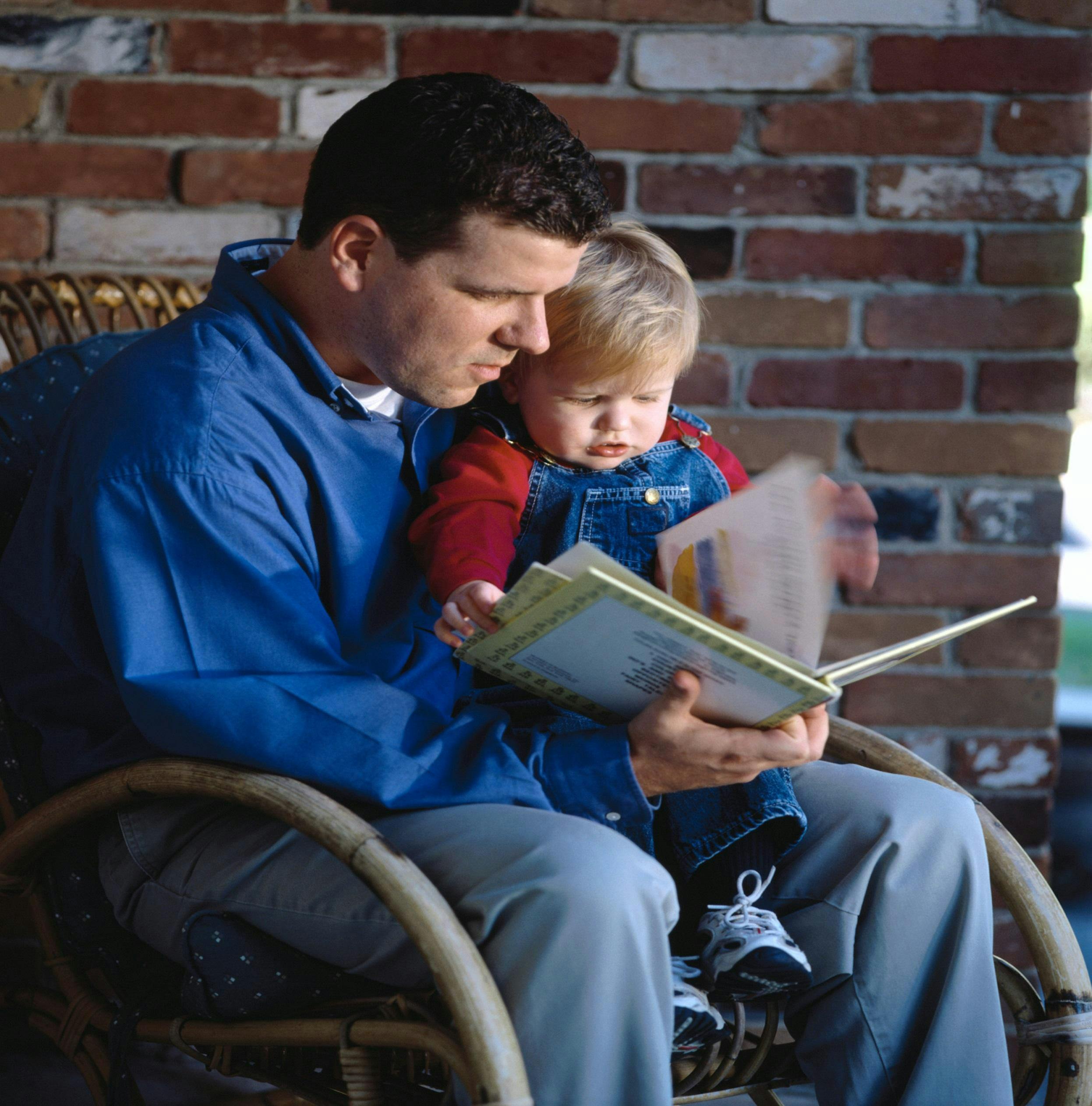 Папа читал сказки. Родители читают. Детям о папе. Дети читают. Книги для детей.