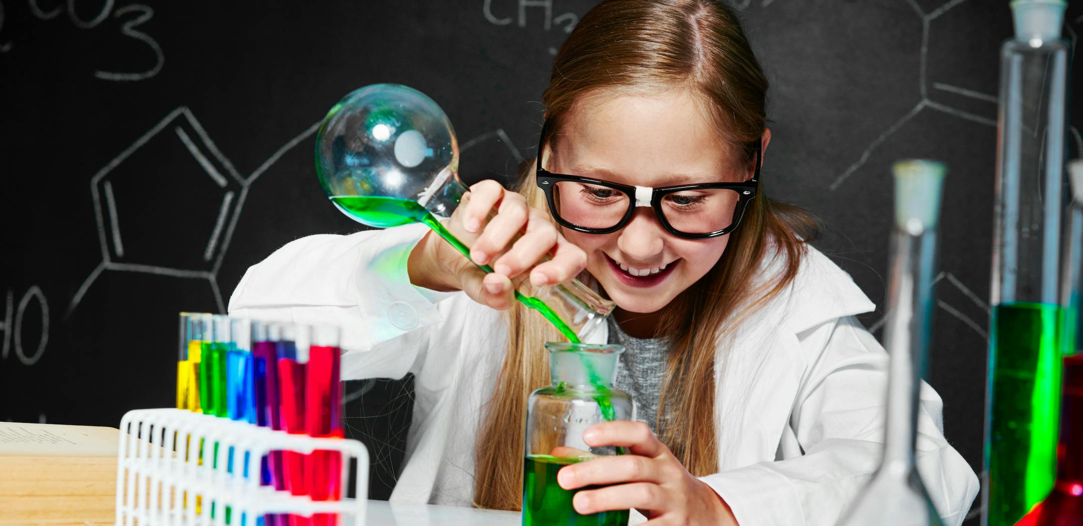 Опыты можно выполнять. Занимательные науки. Записи экспериментов. Stem научные исследования. Девочка делает эксперимент.