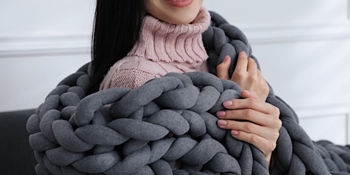 Image principale de Knit a Cozy, Chunky Blanket With Your Arms - Online Sewing Class by Classpop!™