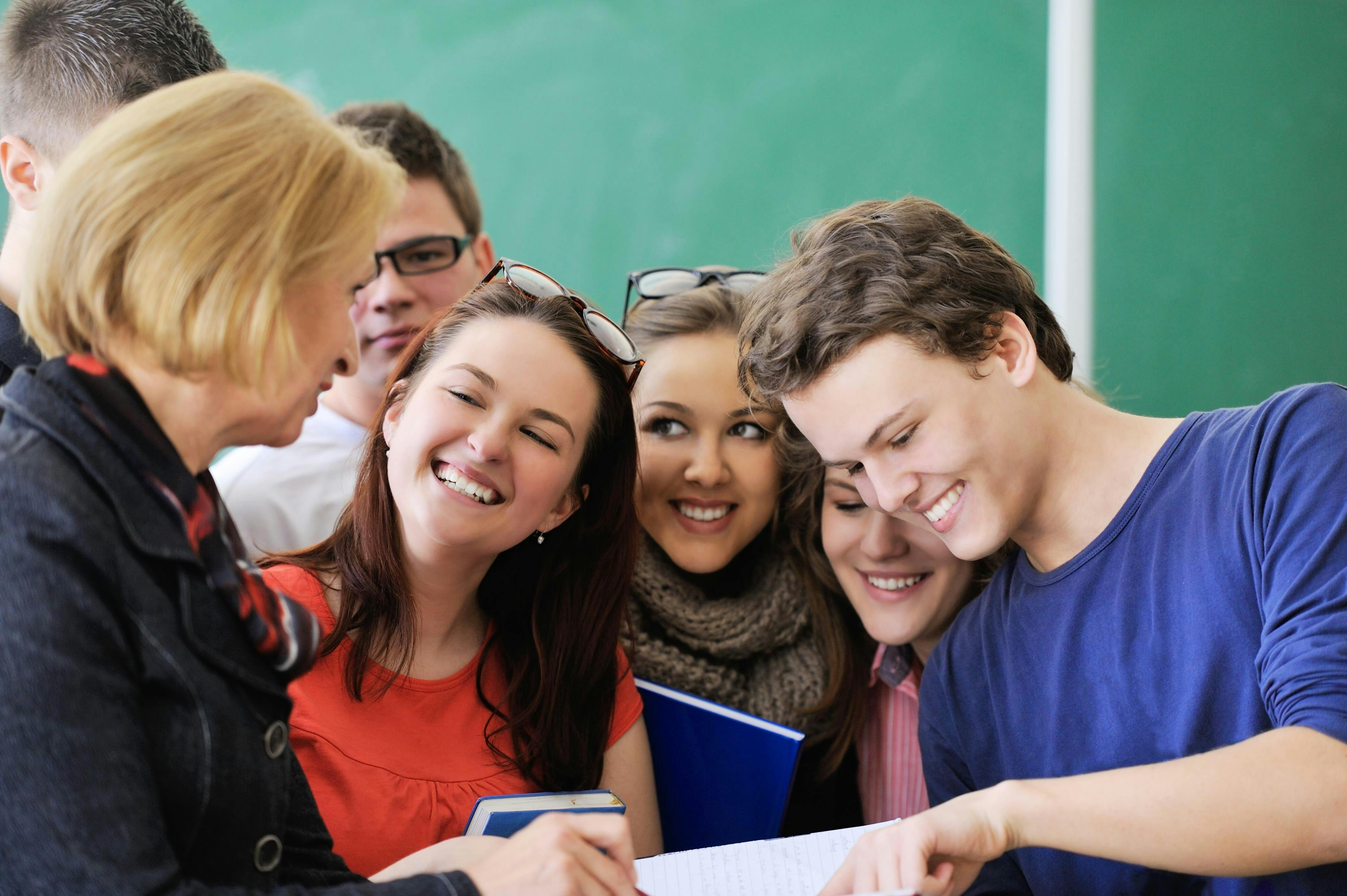 Here are some pupils talking. Students talking. Go to Italian classes.