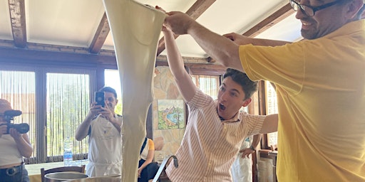 Immagine principale di Cooking class mozzarella and fresh pasta in our farmhouse 