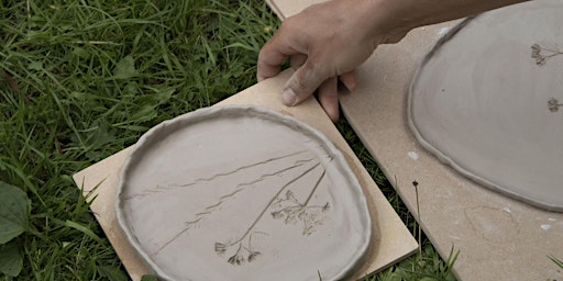 Image principale de CLAY IN THE WOODS ~ outdoor pottery handbuilding workshop
