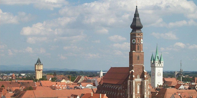 Image principale de Turmführung Basilika St. Jakob: Das Gäubodenvolksfest 2026 von oben