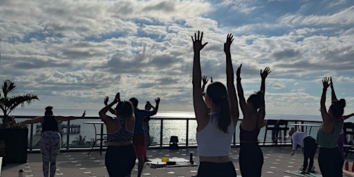 Oceanview Rooftop Yoga + Live Music  primärbild