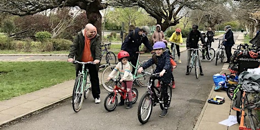 Family Bike Club at  Hartington park  primärbild
